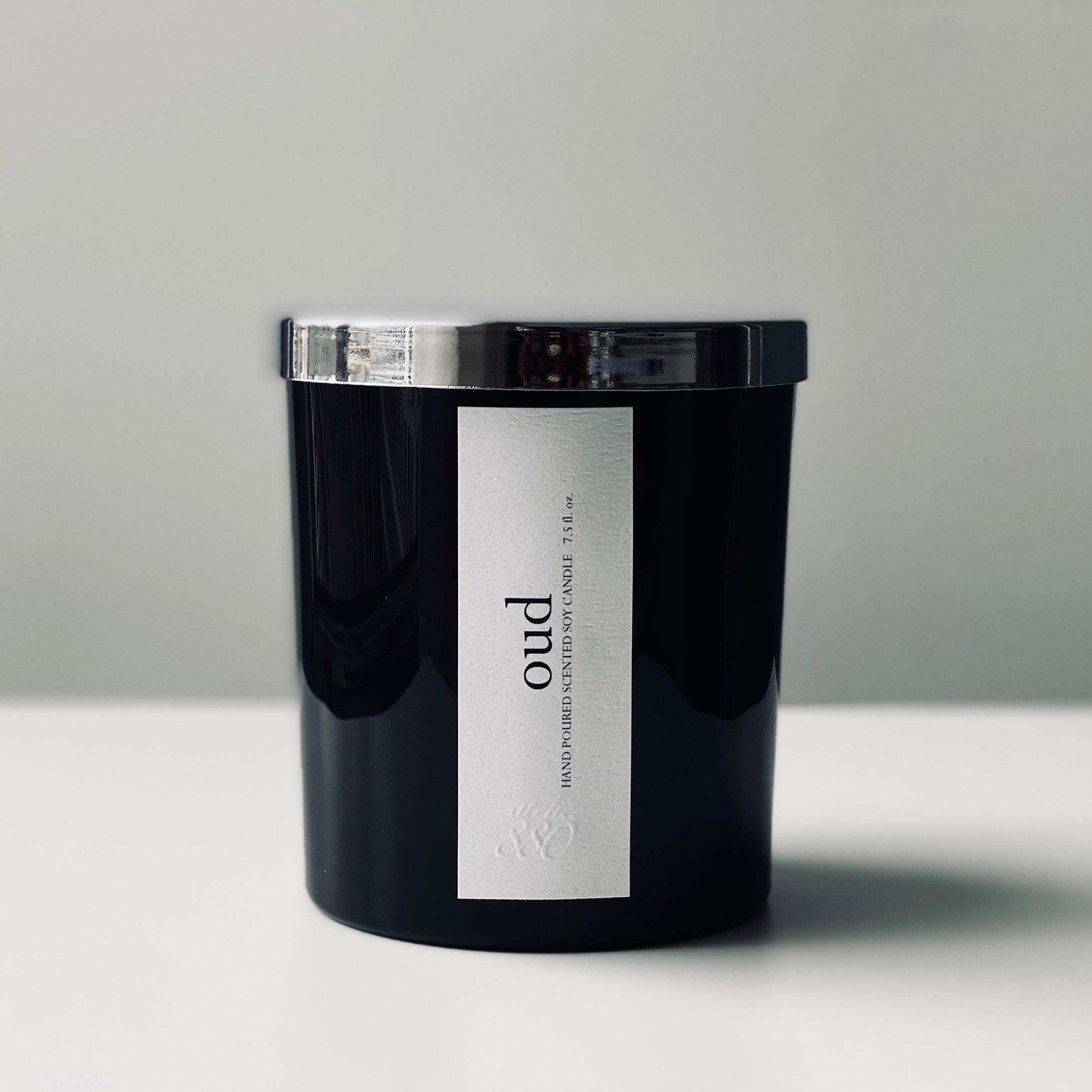 oud soy candle - black glass / silver lid