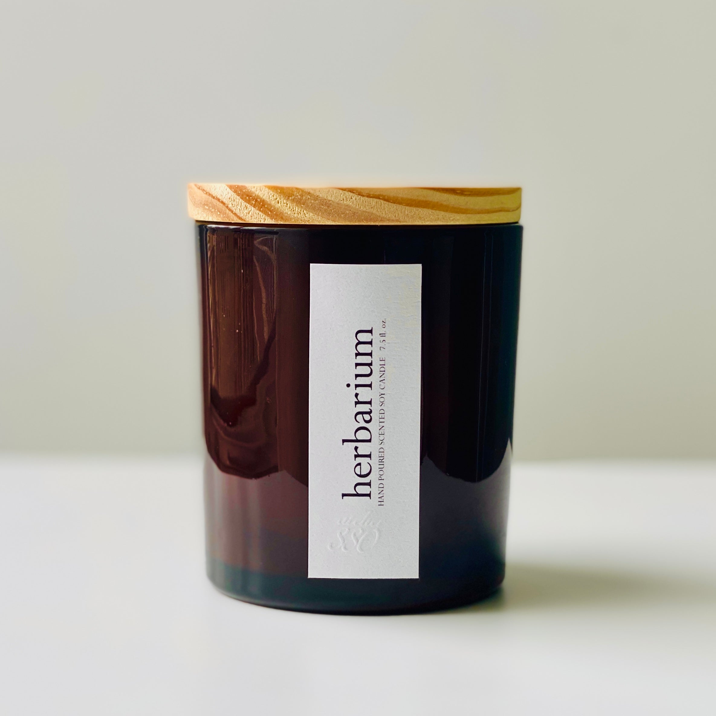 herbarium soy candle - amber glass / wood lid