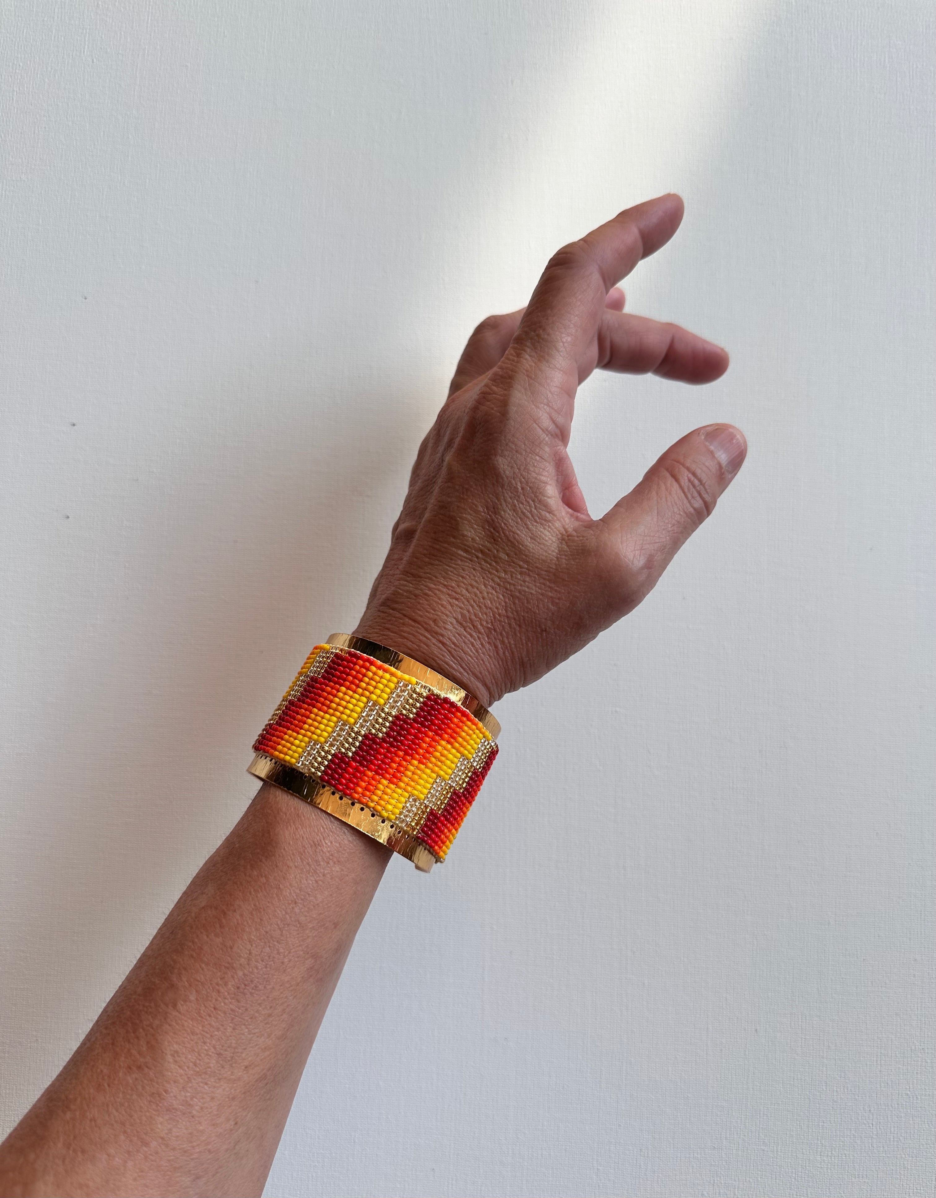 WORK OF THE BEADS KNOT BRACELET