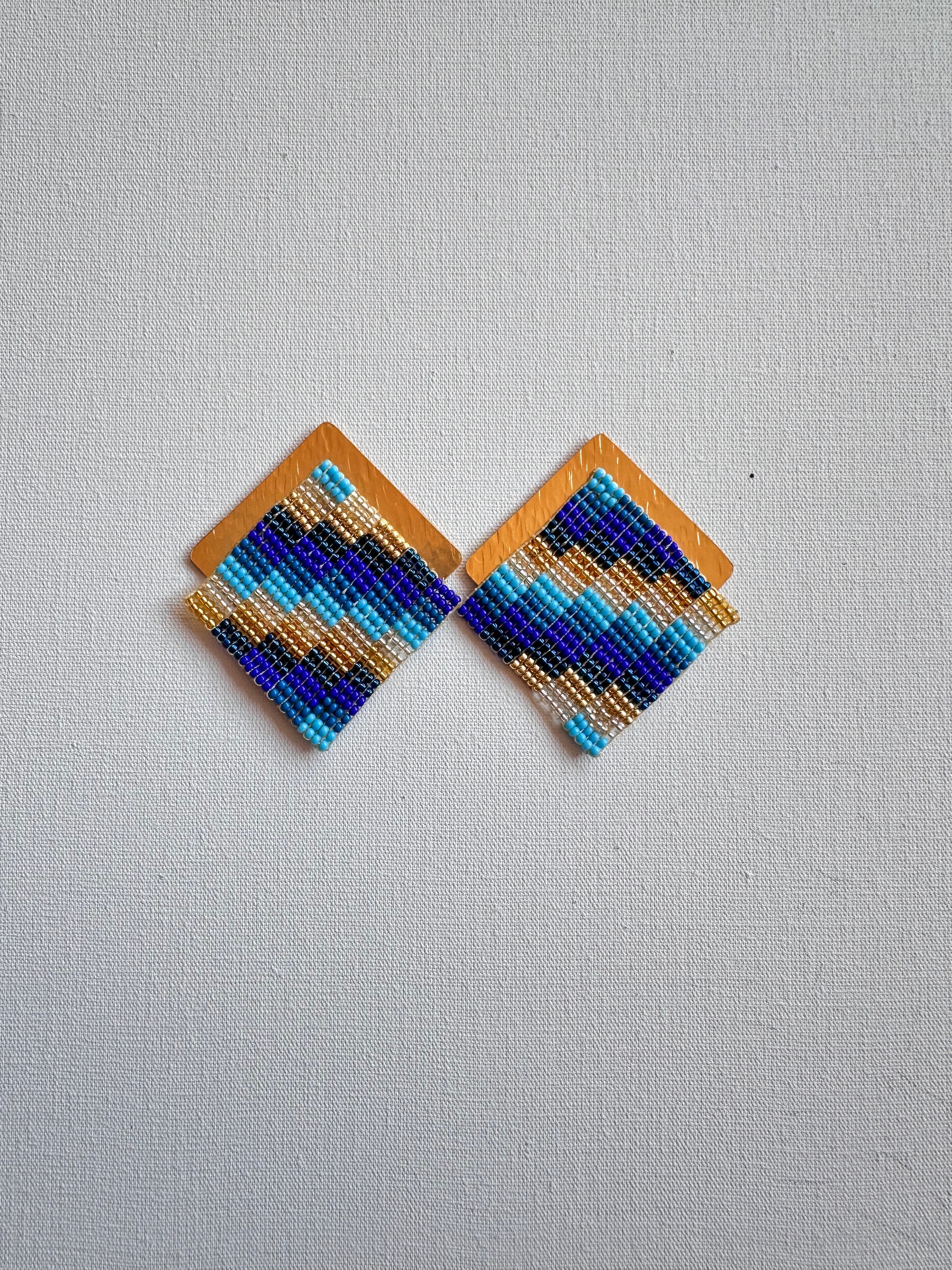 WORK OF THE BEADS KNOT EARRINGS