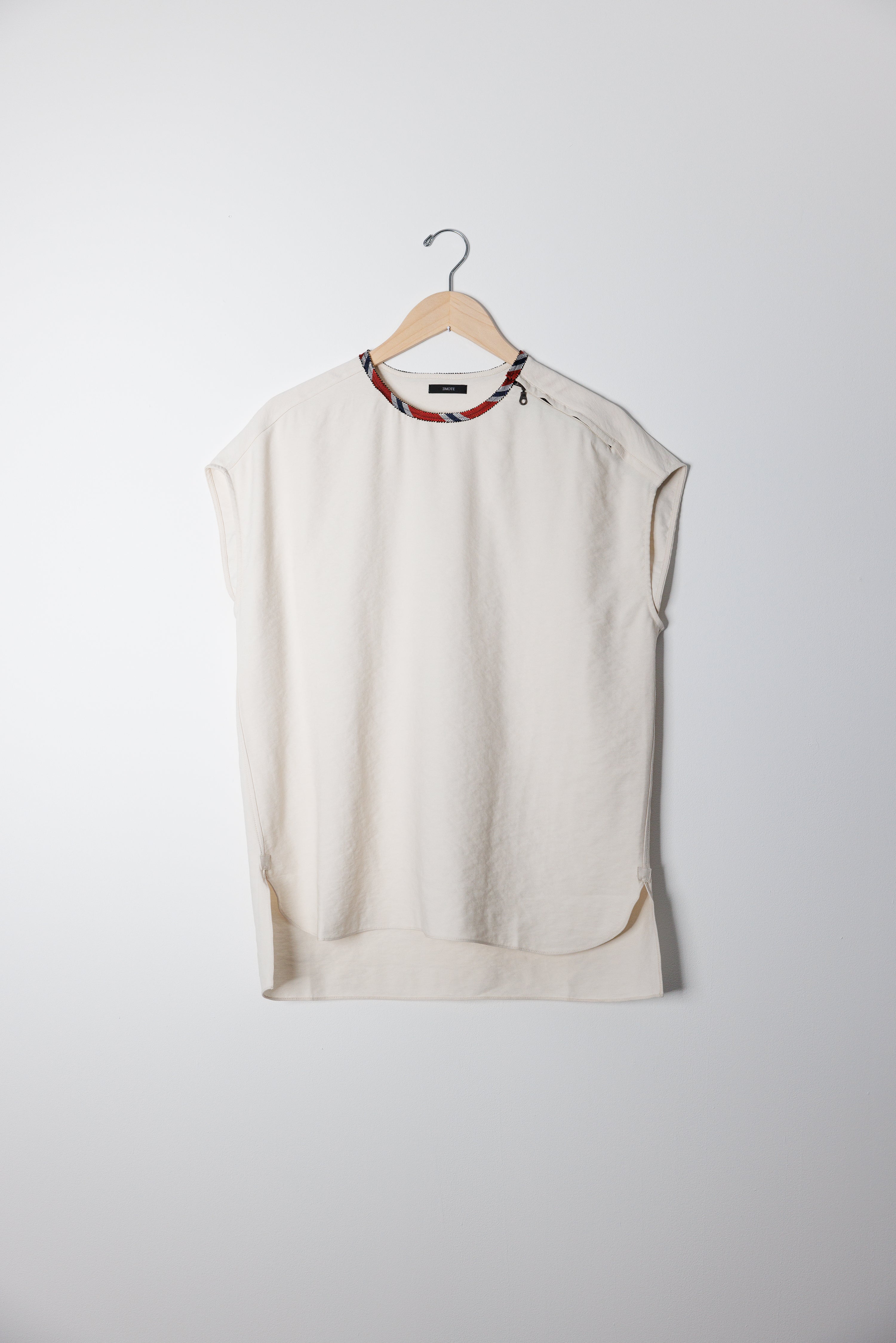 EMT- SLEEVELESS SIDE ZIP TOP