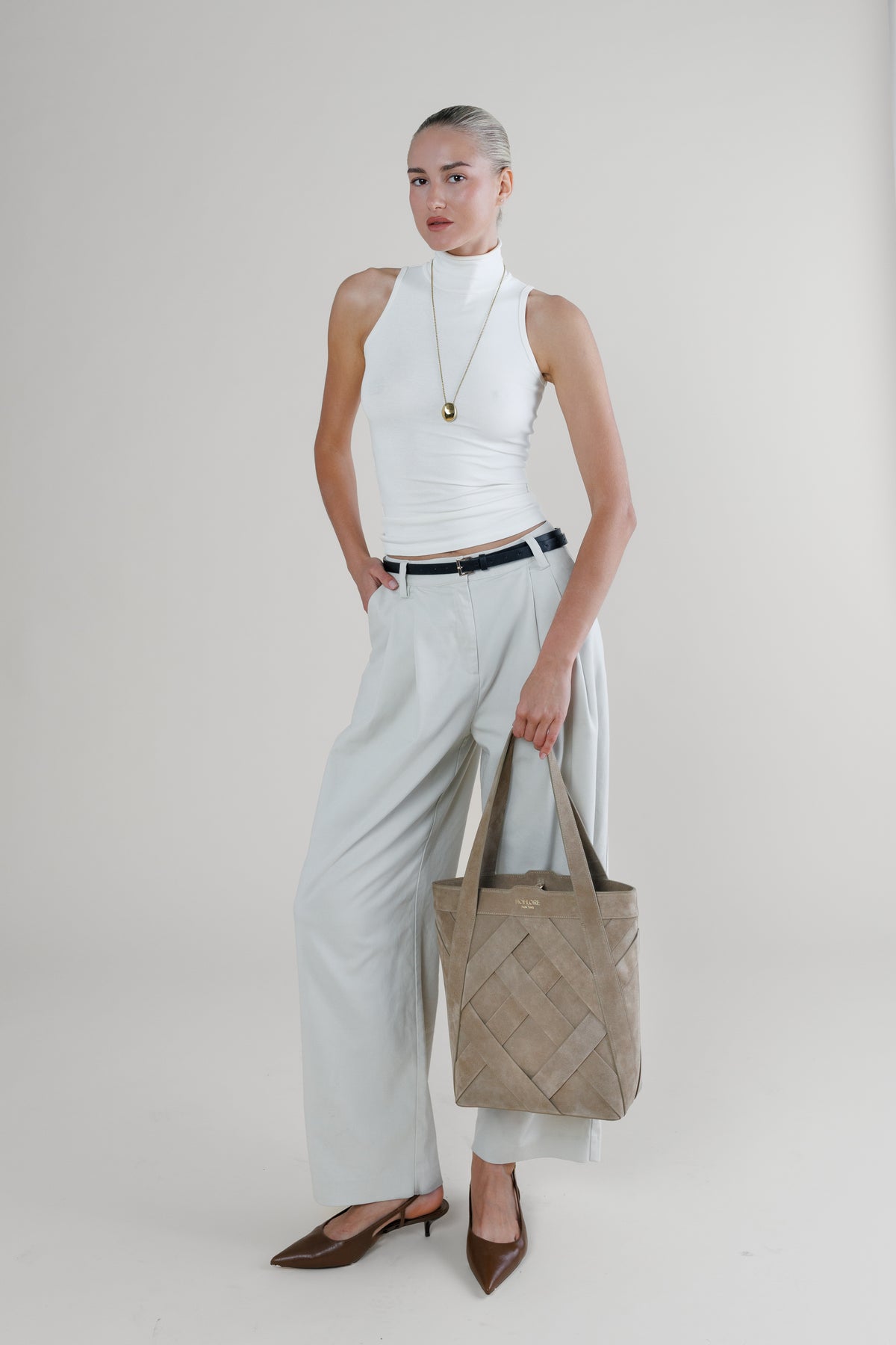 Woven Bucket Tote Avena – Sand Suede