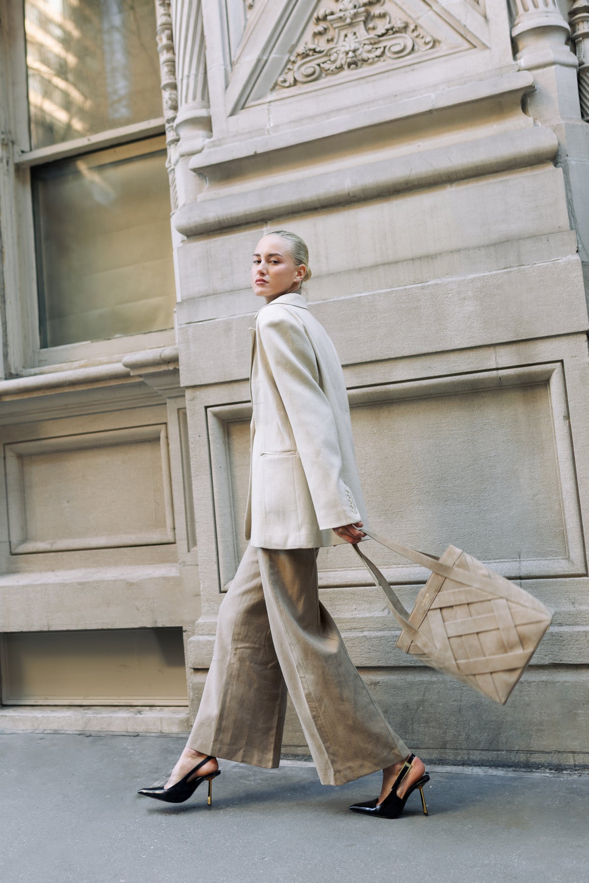 Woven Bucket Tote Avena – Sand Suede