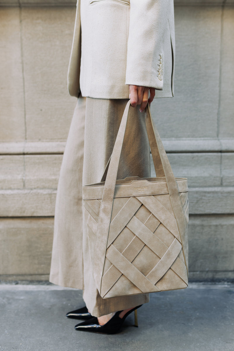 Woven Bucket Tote Avena – Sand Suede