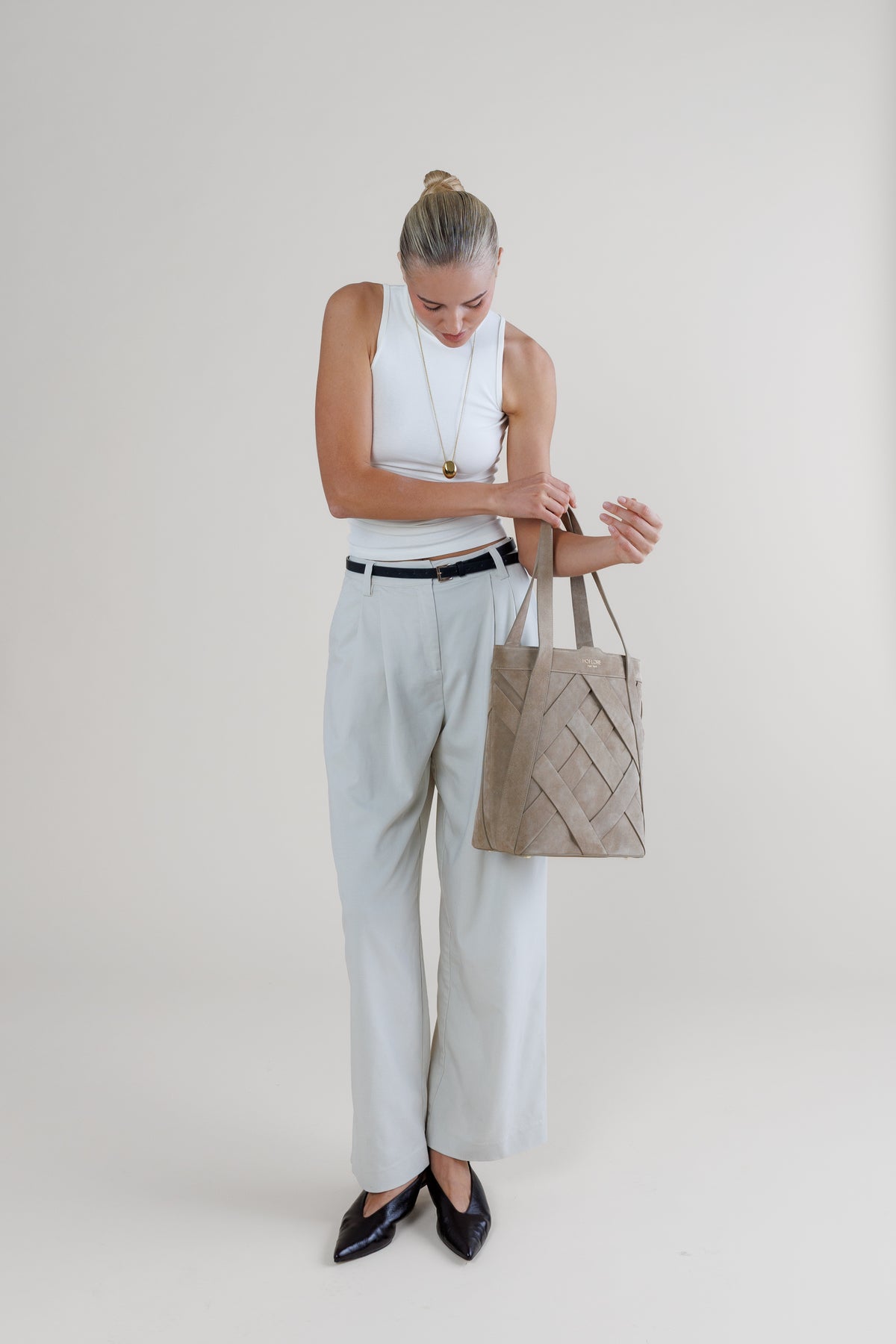 Woven Bucket Tote Avena – Sand Suede