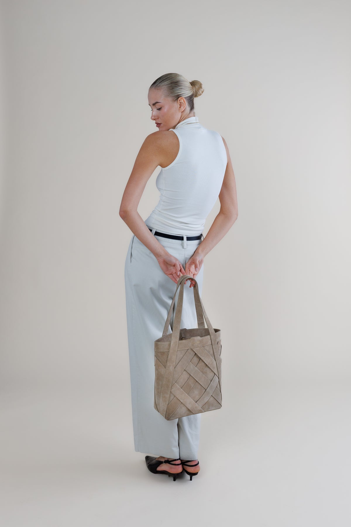 Woven Bucket Tote Avena – Sand Suede
