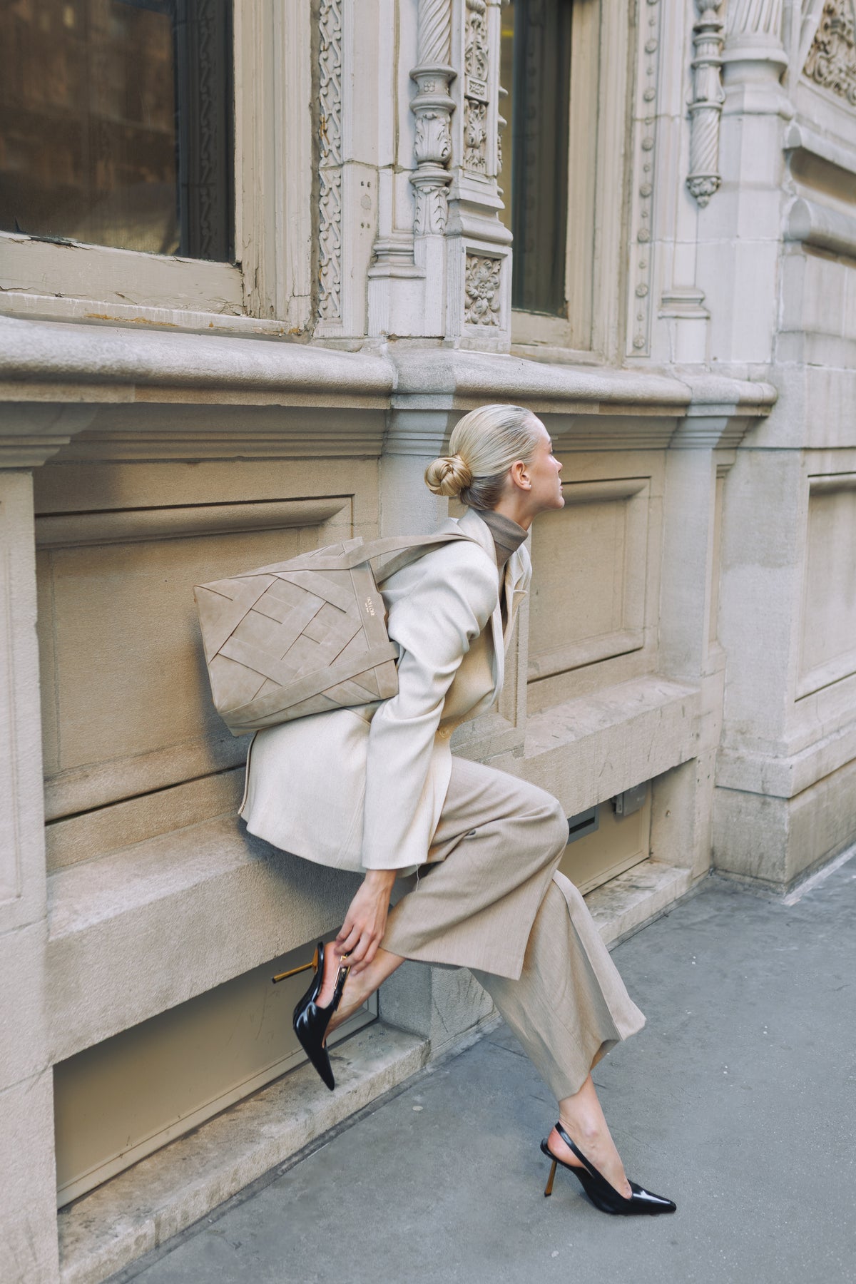 Woven Bucket Tote Avena – Sand Suede