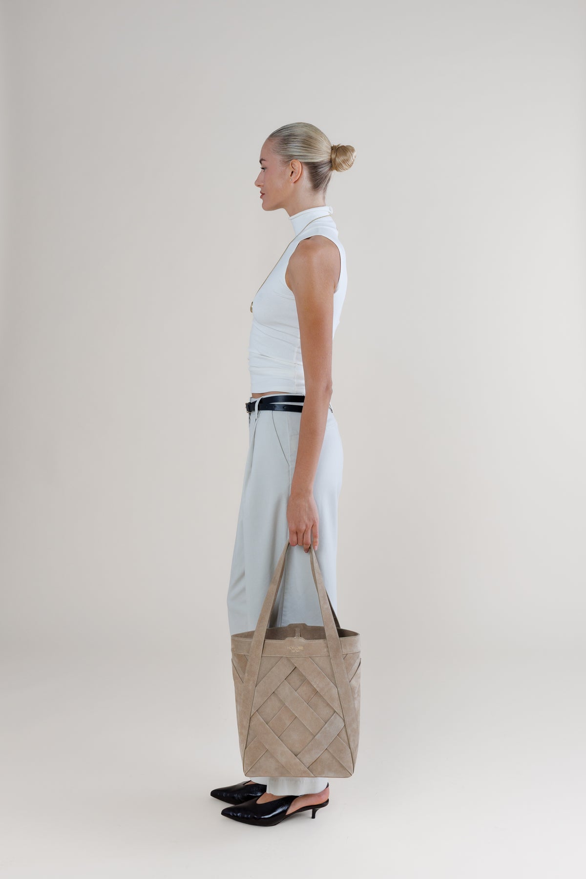 Woven Bucket Tote Avena – Sand Suede