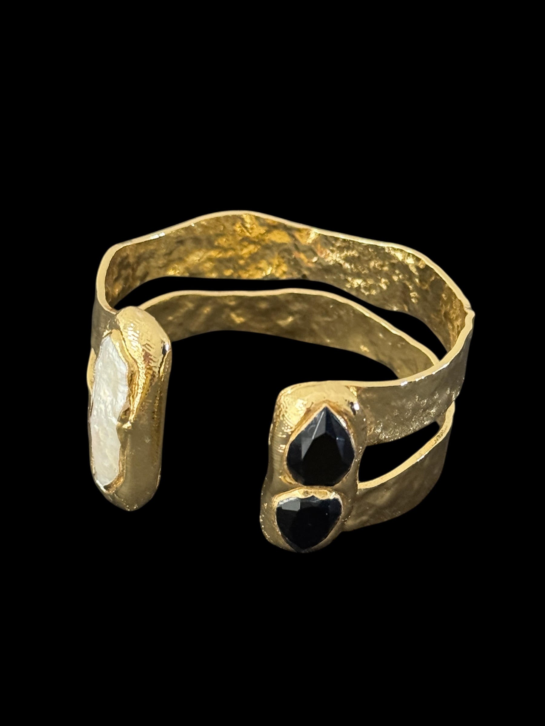 Black onyx & baroque pearl bangle in 18 KGP