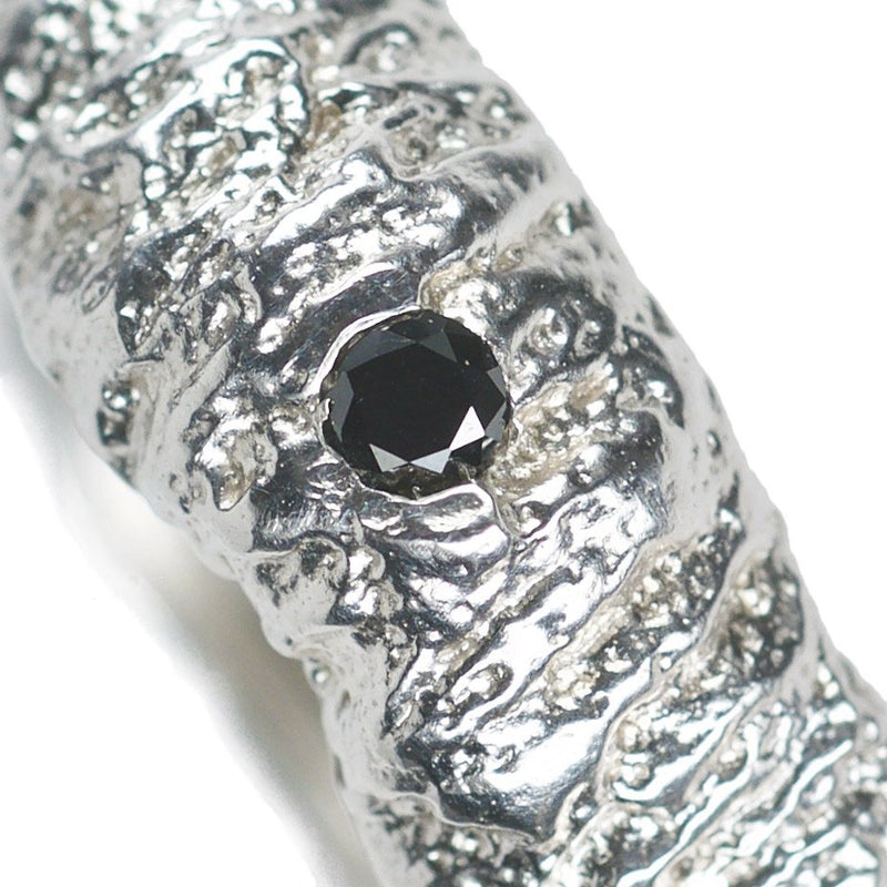 the-trunk-ring-with-a-black-diamond